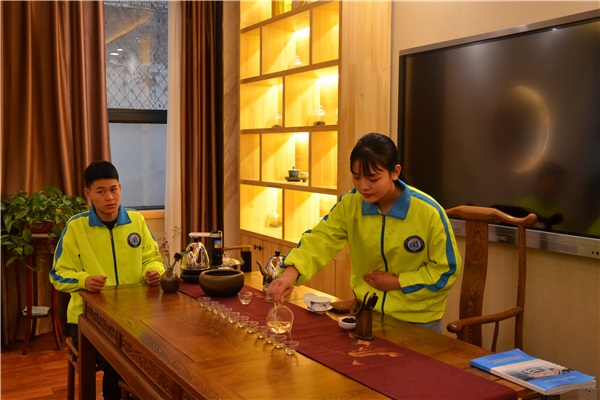 9茶艺工作室学员为展示茶艺表演.jpg