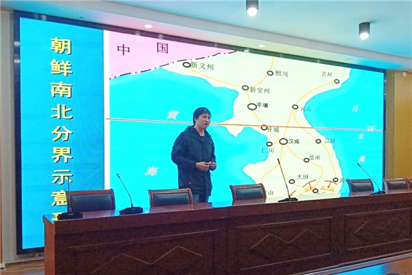 李老师讲课中.jpg 李老师讲课中.jpg