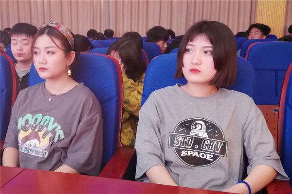 学生认真听讲.jpg 学生认真听讲.jpg