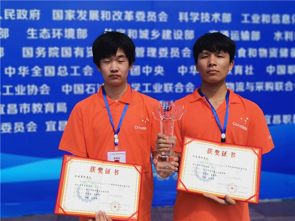 马佳胜、秦琦伟两位选手在网络搭建与应用赛项中获得一等奖.jpg 马佳胜、秦琦伟两位选手在网络搭建与应用赛项中获得一等奖.jpg