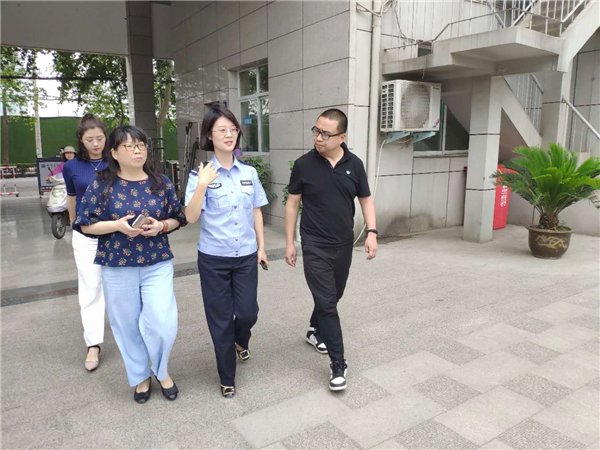 王丁彦警官听取综治办主任苗畬的情况汇报.jpg 王丁彦警官听取综治办主任苗畬的情况汇报.jpg