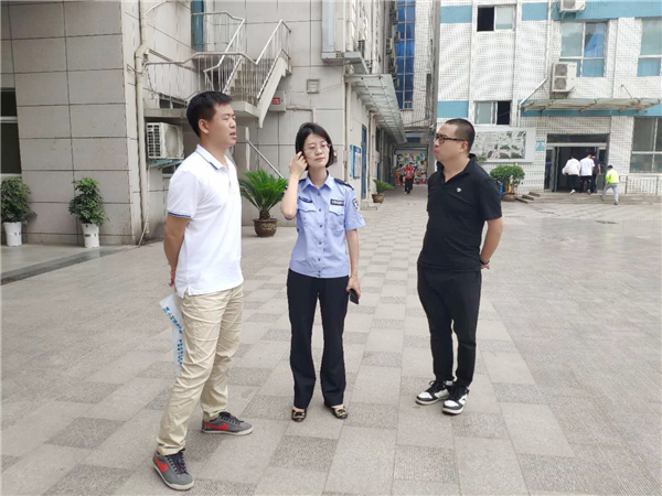 王丁彦警官与学校相关负责人进行沟通.jpg 王丁彦警官与学校相关负责人进行沟通.jpg