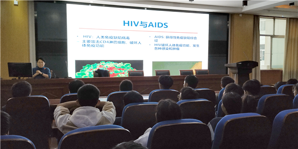 1杨晓霞带来《正视艾滋,科学防治》讲座.jpg