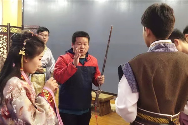 武术指导指点排练.jpg 武术指导指点排练.jpg