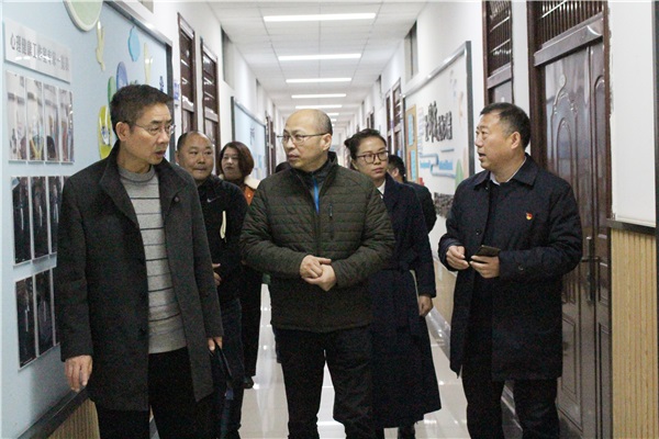 2参观综合实训楼.jpg 2参观综合实训楼.jpg