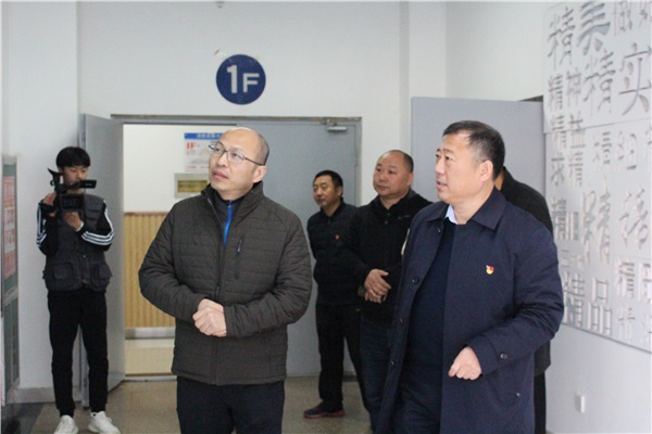 3参观综合教学楼文化墙.jpg 3参观综合教学楼文化墙.jpg