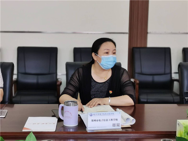 2.郑州市电子信息工程学校纪委书记史秀丽主持会议.jpg 2.郑州市电子信息工程学校纪委书记史秀丽主持会议.jpg