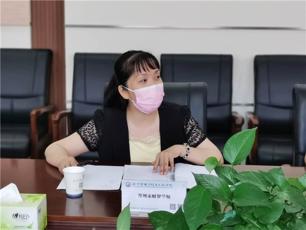 5.郑州市财贸学校工会主席石爱霞领学文件.jpg 5.郑州市财贸学校工会主席石爱霞领学文件.jpg