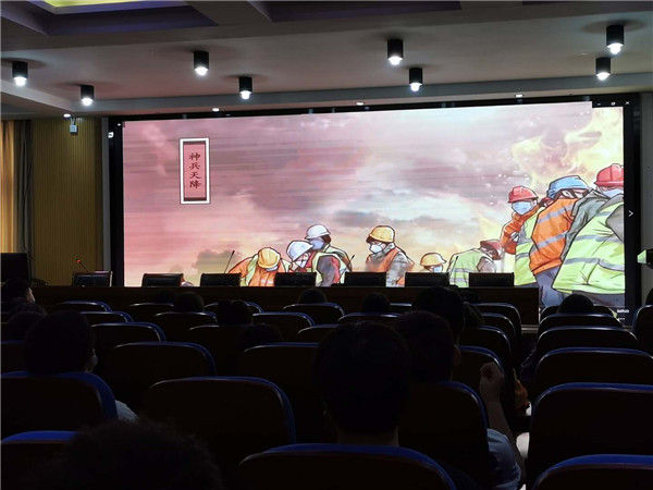 3-图片4观看《中国抗疫图鉴》.jpg 3-图片4观看《中国抗疫图鉴》.jpg