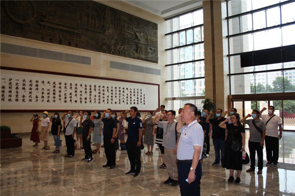 校党委书记、校长李京辉同志带领党员同志重温入党誓词.jpg 校党委书记、校长李京辉同志带领党员同志重温入党誓词.jpg