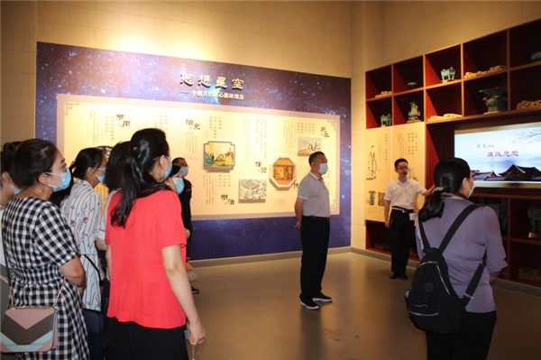 同志们认真参观.jpg 同志们认真参观.jpg