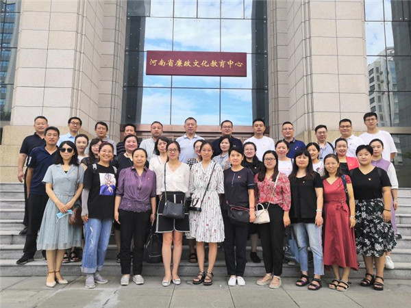 支部党员在河南省廉政文化教育中心合影留念.jpg 支部党员在河南省廉政文化教育中心合影留念.jpg