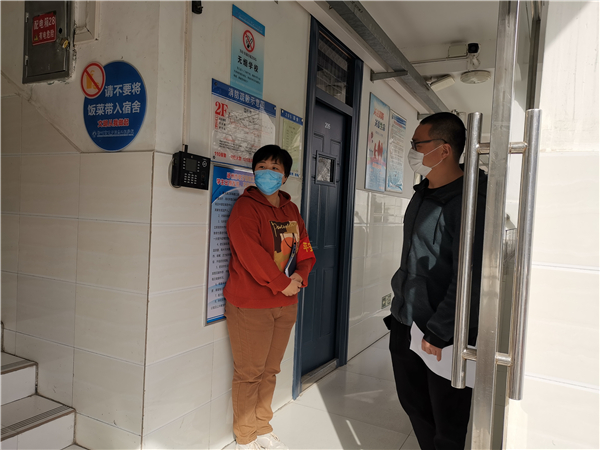 2宿舍管理员B关闭205宿舍并做学生安抚工作.jpg 2宿舍管理员B关闭205宿舍并做学生安抚工作.jpg