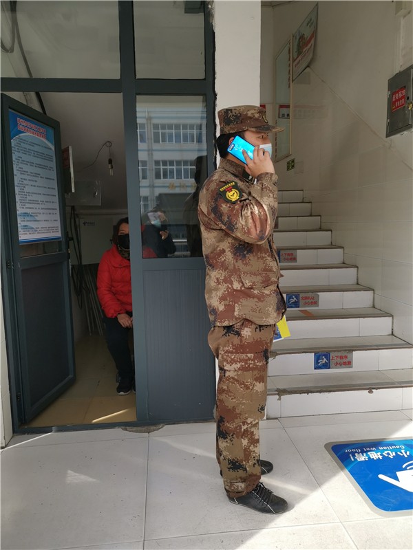 3宿舍管理员A电话通知学生W的家长和校医.jpg 3宿舍管理员A电话通知学生W的家长和校医.jpg