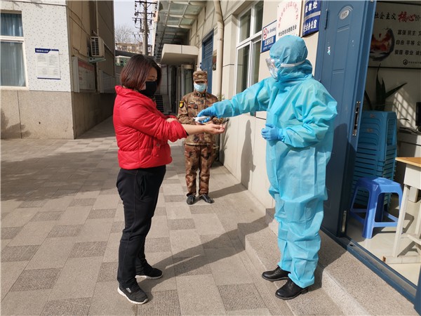 5校医为发热学生W测量体温.jpg 5校医为发热学生W测量体温.jpg