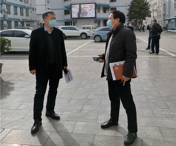 8李京辉校长(左)听取高勤华副校长(右)汇报学生发热情况.jpg 8李京辉校长(左)听取高勤华副校长(右)汇报学生发热情况.jpg