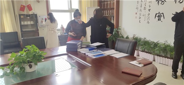 2于蓉副校长结合档案材料介绍学校安全工作落实情况.jpg 2于蓉副校长结合档案材料介绍学校安全工作落实情况.jpg