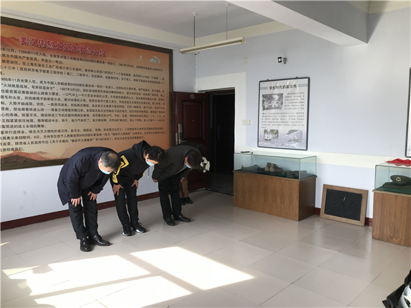 1-李京辉校长 高勤华副校长 姜汉丽老师向英雄鞠躬.jpg 1-李京辉校长 高勤华副校长 姜汉丽老师向英雄鞠躬.jpg