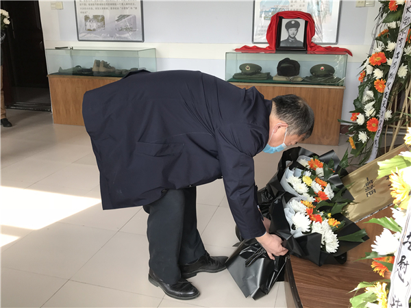 2-李京辉校长向英雄献花.jpg 2-李京辉校长向英雄献花.jpg