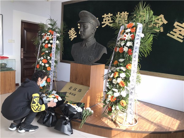 3-姜汉丽老师献花.jpg 3-姜汉丽老师献花.jpg