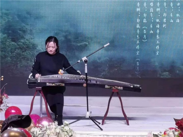 10 信息技术系:仝岩古筝独奏 《无羁》.jpg