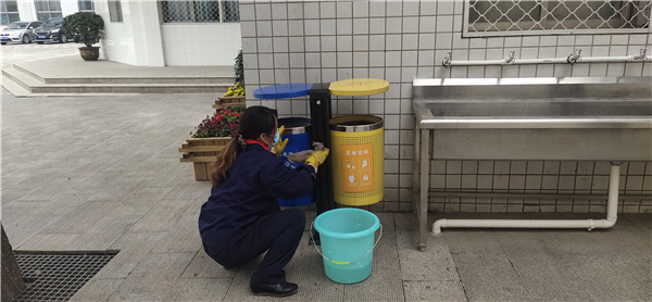5擦拭垃圾桶.jpg