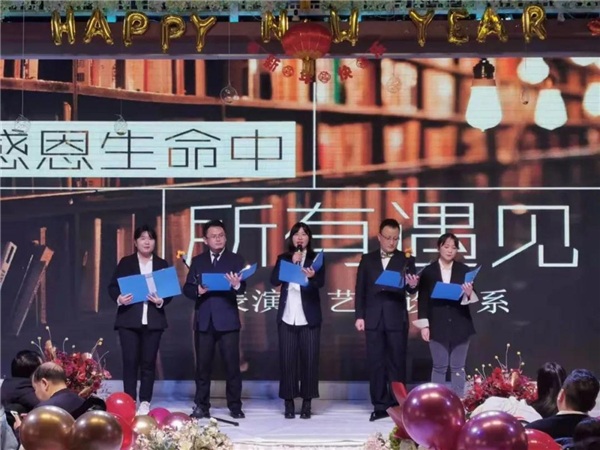 14 艺术设计系:诗朗诵《感恩》.jpg