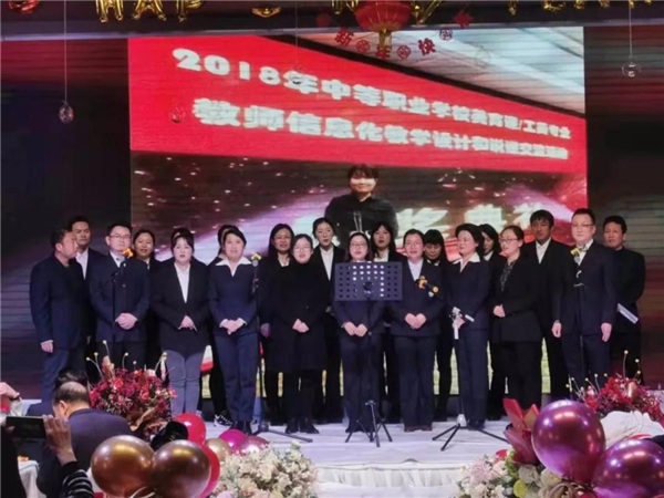 17 艺术设计系:小合唱《同一首歌》.jpg