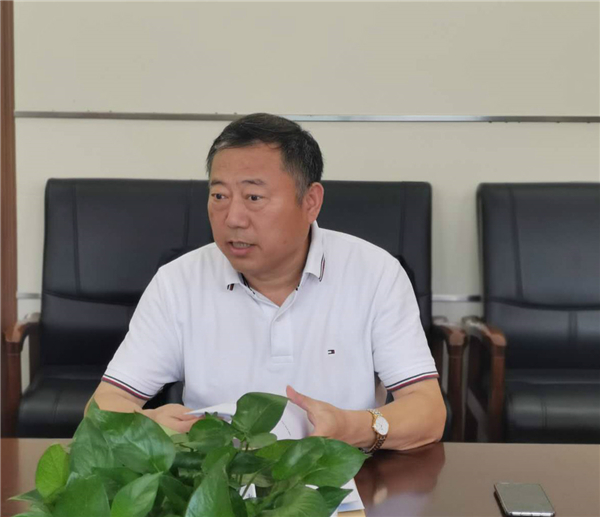 3 校长李京辉汇报学校近期发展情况.jpg