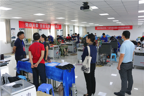 3 机电一体化设备组装与调试赛项现场.jpg