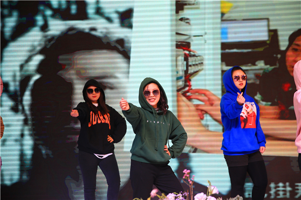 3 信息技术系 舞蹈串烧 《笑傲江湖》2_副本.jpg