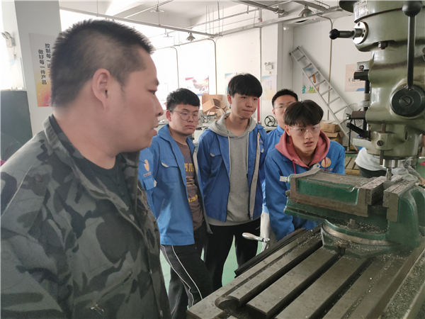 2田师傅指导学生完成铣削加工.jpg