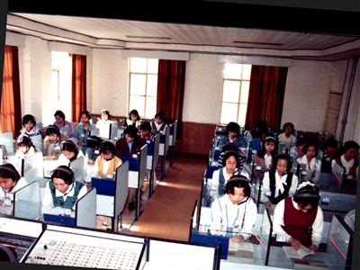 学校的第一个现代化语音室（2000年）