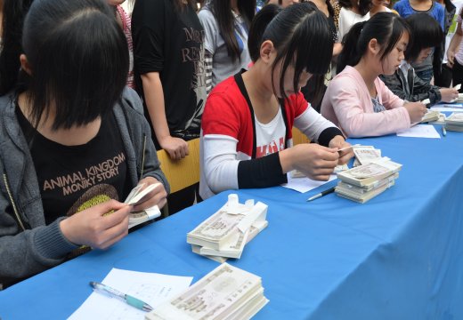 点钞比赛现场同学们指尖如风