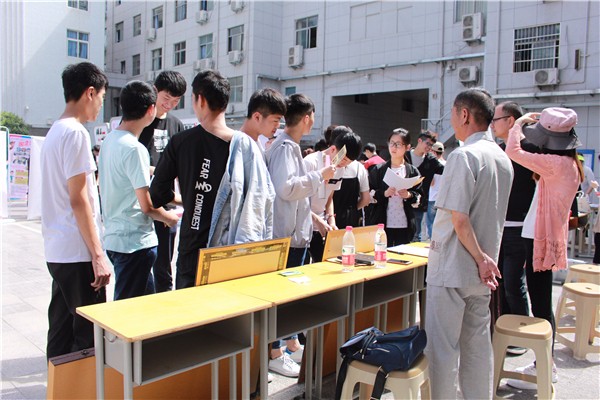 1 学生积极参与招聘会.JPG