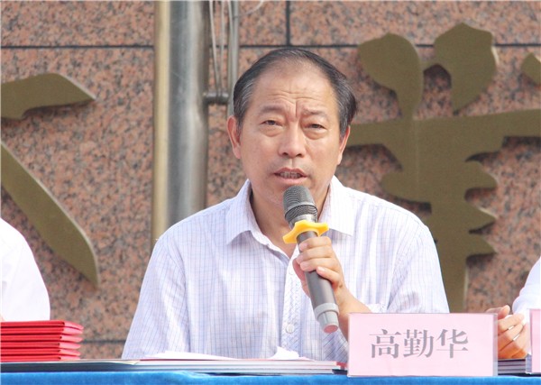 5高勤华副校长宣读表彰决定.jpg