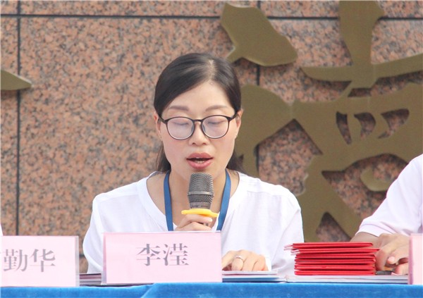 6李滢副校长宣读三好学生名单.jpg
