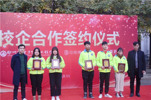 4-1 订单班获授班牌.JPG