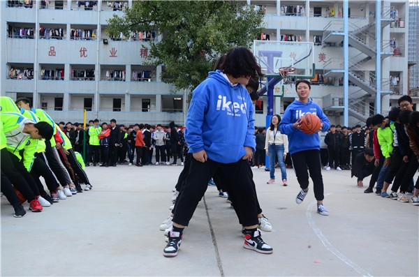 19 15人胯下运球.jpg