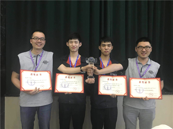 2-张翰汛 王明华和老师们.jpg