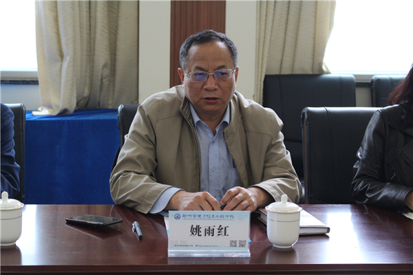 3石家庄文化传媒学校姚红雨校长询问校园文化建设情况.JPG