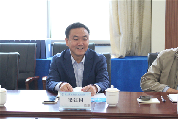 5石家庄财经商贸学校梁建国校长询问校企合作情况.JPG