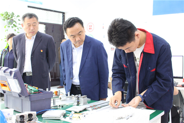 12 走访机器人实训室.JPG