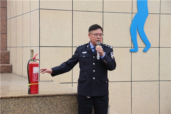 6王前光警官讲解干粉灭火器的使用.JPG