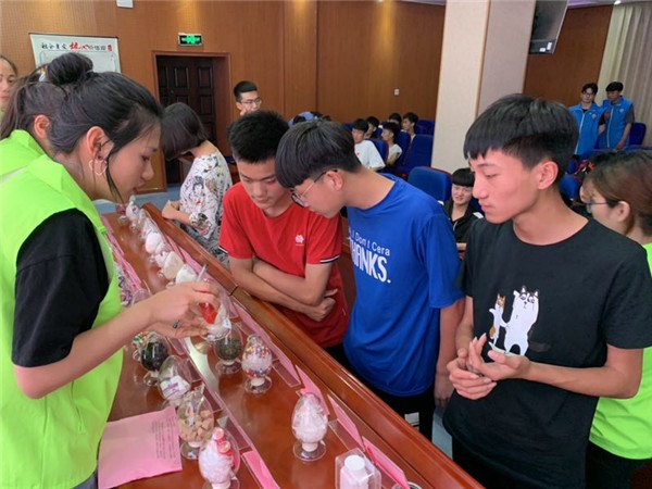 3 社工展示各种新型毒品的样品.jpg