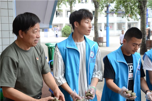3高勤华副校长为同学们发粽子.JPG