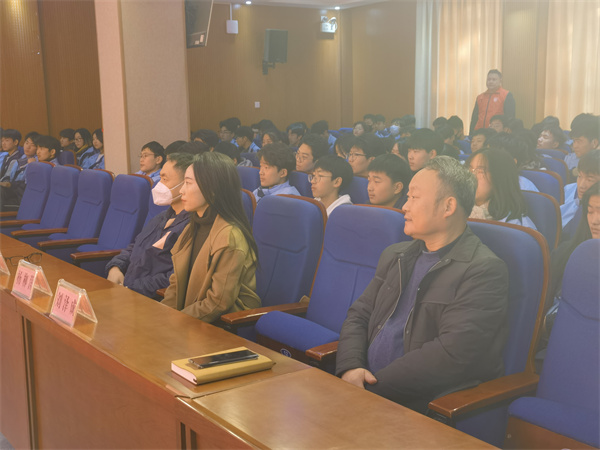 图为郑州市中原区文明办志愿服务科科长杨柳茵与校工会主席郭宝生聆听宣讲.jpg 图为郑州市中原区文明办志愿服务科科长杨柳茵与校工会主席郭宝生聆听宣讲.jpg