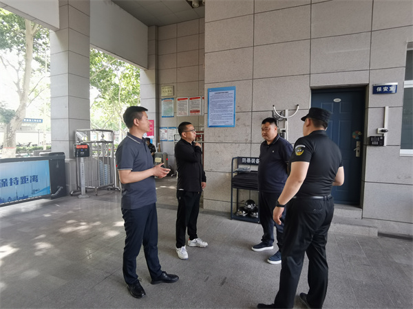 检查组成员与总务处主任辛云昌综治办主任苗畬交流.jpg 检查组成员与总务处主任辛云昌综治办主任苗畬交流.jpg