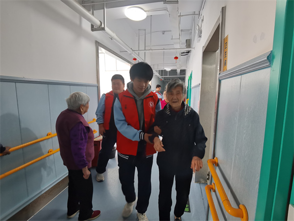 志愿者陪老人散步.jpg 志愿者陪老人散步.jpg