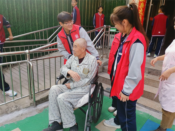 学生志愿者陪老人聊天.jpg 学生志愿者陪老人聊天.jpg